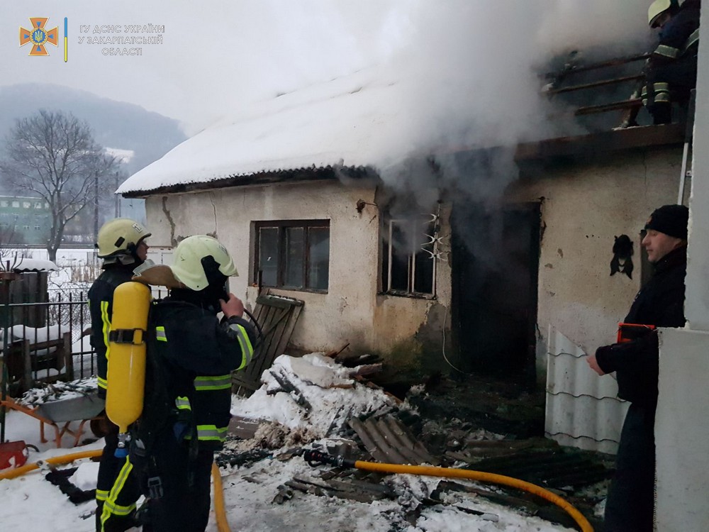 На згарищі після пожежі на Мукачівщині виявили тіло чоловіка (ФОТО)