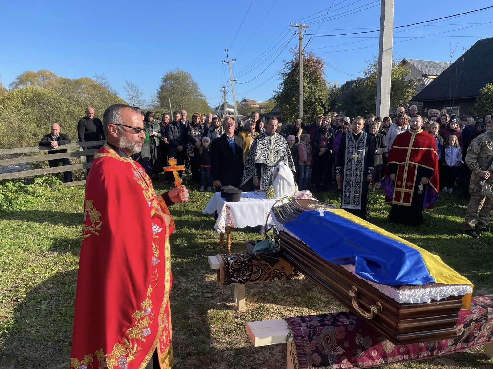 На Рахівщині священник і парафіяни УПЦ МП заборонили занести до храму тіло полеглого за Україну Героя