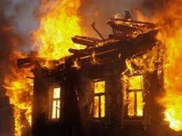 Під час пожежі в будинку на Берегівщині згоріло авто
