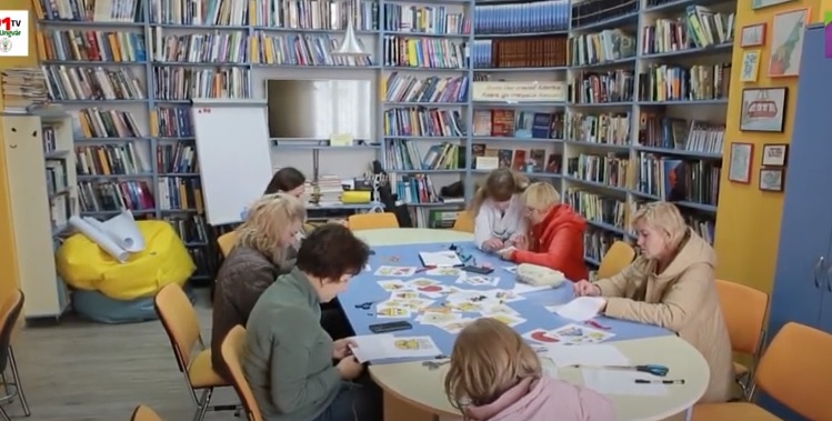 В обласній бібліотеці в Ужгороді провели сеанс арт-терапії вишиванням (ВІДЕО)