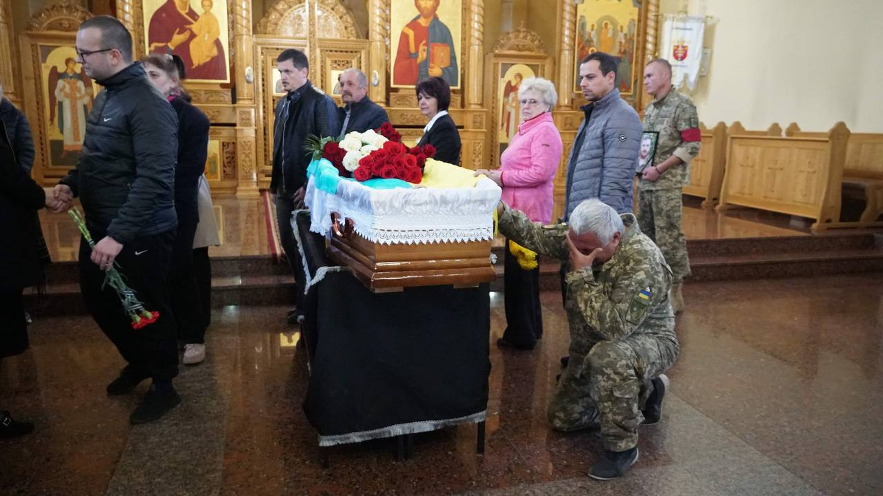 Мукачево прощалось із загиблим у війні Героєм Олександром Варгою (ФОТО)