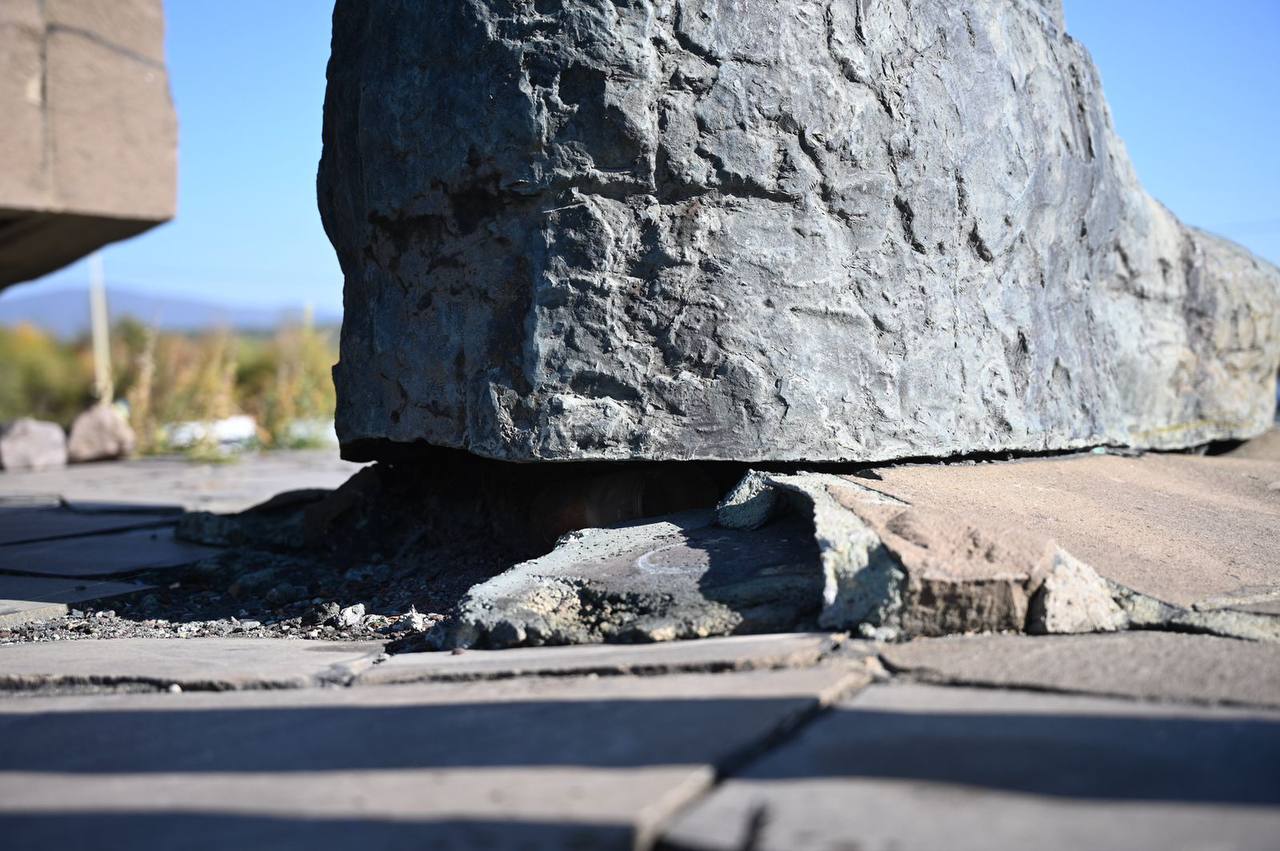 Несе загрозу життю й здоров’ю людей: поблизу словацького кордону в Ужгороді демонтують пам'ятник радянським воїнам (ФОТО)