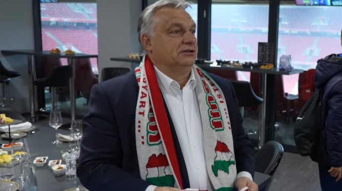 Україна викликає угорського посла через скандальний шарф орбана з Закарпаттям у складі Угорщини