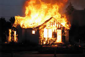 У Мукачеві згорів будинок, а чоловік і двоє дітей отримали опіки