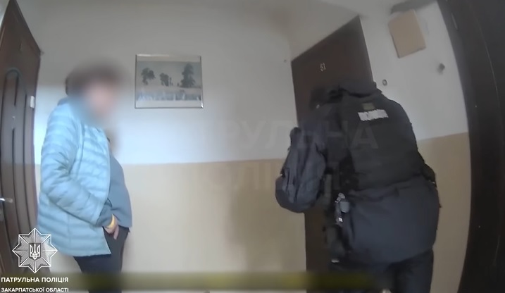 В Ужгороді поліцейські ламали замок у квартирі, аби допомогти жінці, що впала та пошкодила руку й ногу (ВІДЕО)