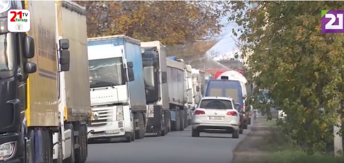 Черга вантажівок на митному посту "Дяково" на Закарпатті й надалі перевищує 10 кілометрів (ВІДЕО)
