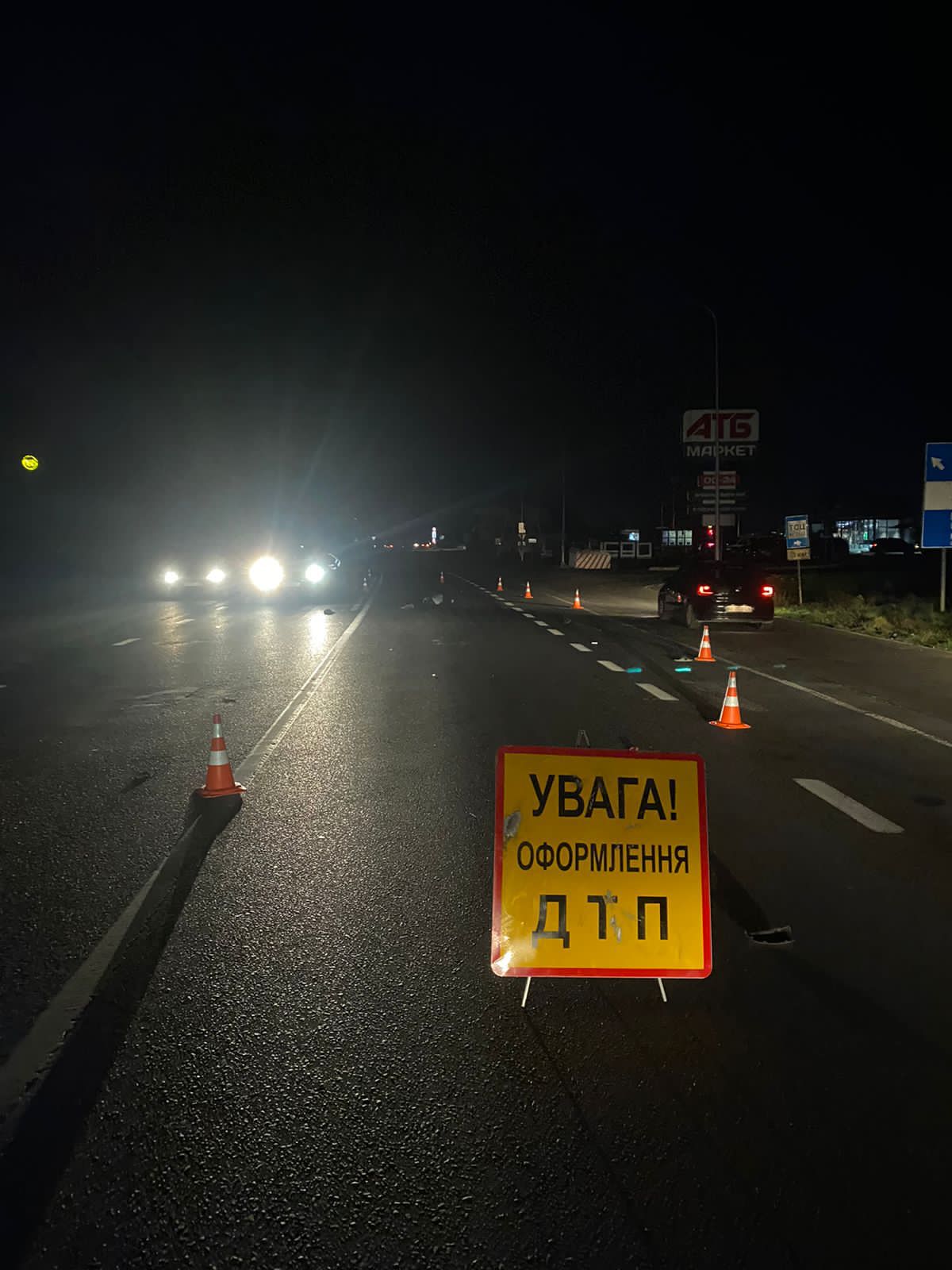 На виїзді з Мукачева, переходячи дорогу в темряві у невстановленому місці, чоловік загинув під колесами авто (ФОТО)