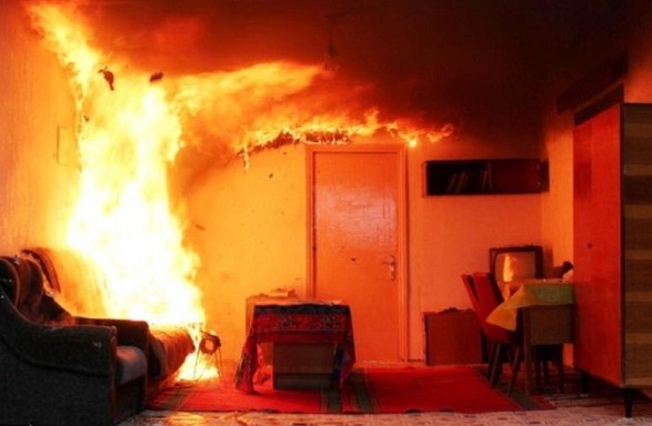 Під час нічної пожежі в Ужгороді 86-річний чоловік отруївся чадним газом