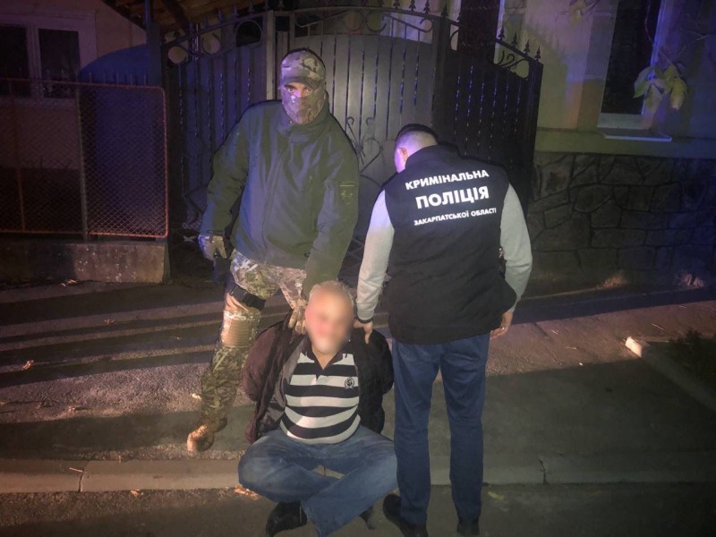 При обшуку в чоловіка, який у Мукачеві кинув на подвір'я чужого будинку гранату, знайшли зброю та радянську символіку (ФОТО, ВІДЕО)