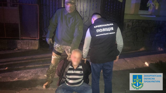 Чоловіка, що кинув гранату на подвір’я знайомого в Мукачеві, взяли під варту із заставою (ФОТО)