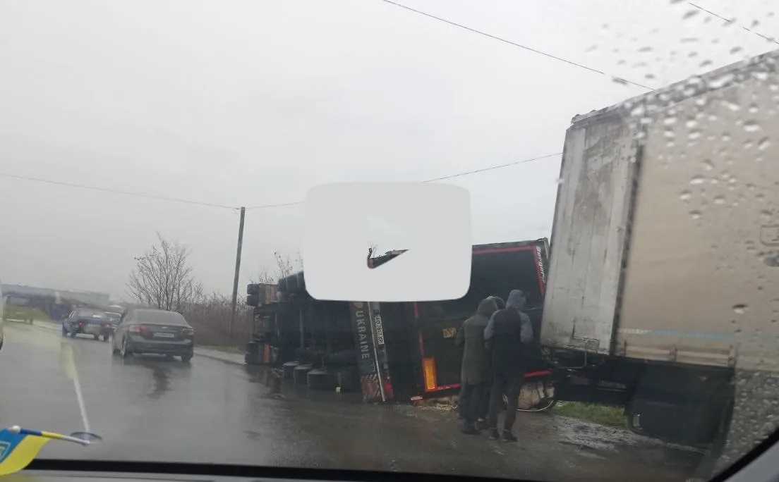 Неподалік Мукачева перекинулася вантажівка (ФОТО)
