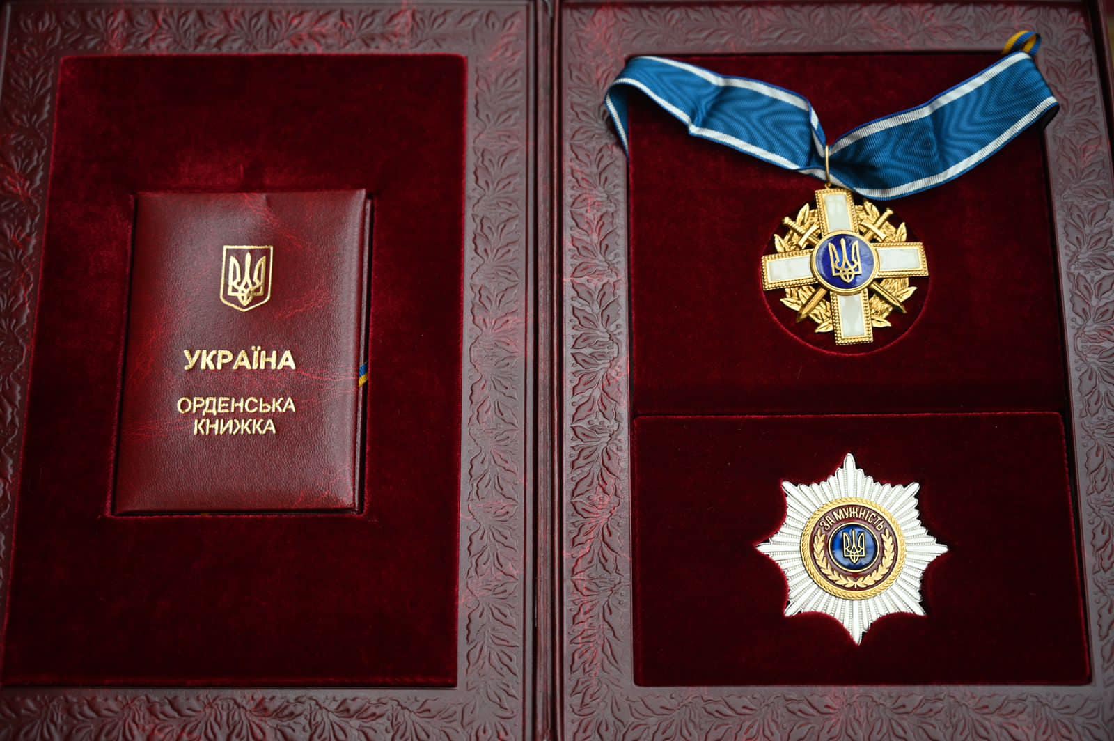 На Закарпатті родичам полеглих за Україну Героїв вручили державні нагороди (ФОТО)
