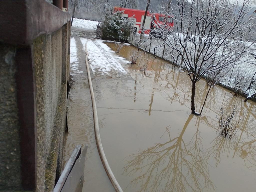 Внаслідок сильних злив на Закарпатті підтопило дворогосподарства, а Боржава – перелилась на автошлях (ФОТО)