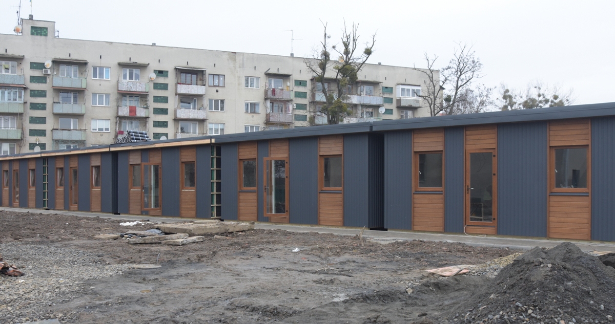 До нового року переселенці зможуть заселитися у модульні будиночки у Мукачеві та Сваляві (ФОТО)