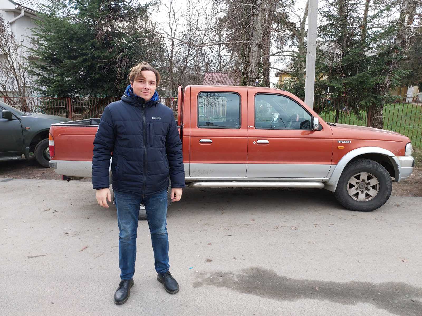 Закарпатcький письменник і волонтер Андрій Любка купив 100-ий автомобіль для ЗСУ (ФОТО)