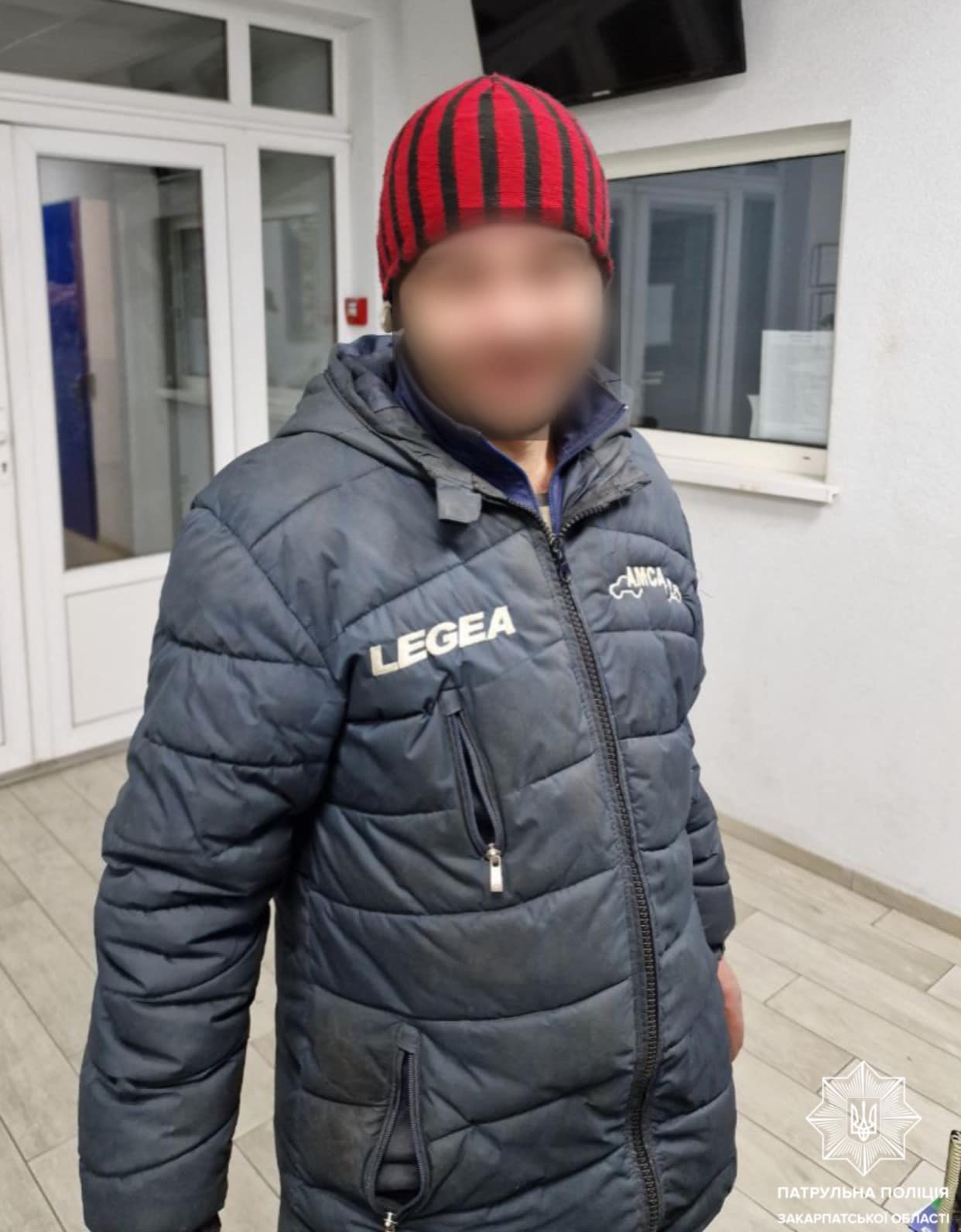 В Ужгороді вночі затримали п'яного чоловіка, що перебуває в розшуку за шахрайство (ФОТО)