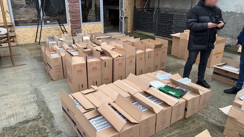 На Закарпатті виявили маже 80 ящиків сигарет, підготовлених для контрабанди (ФОТО)