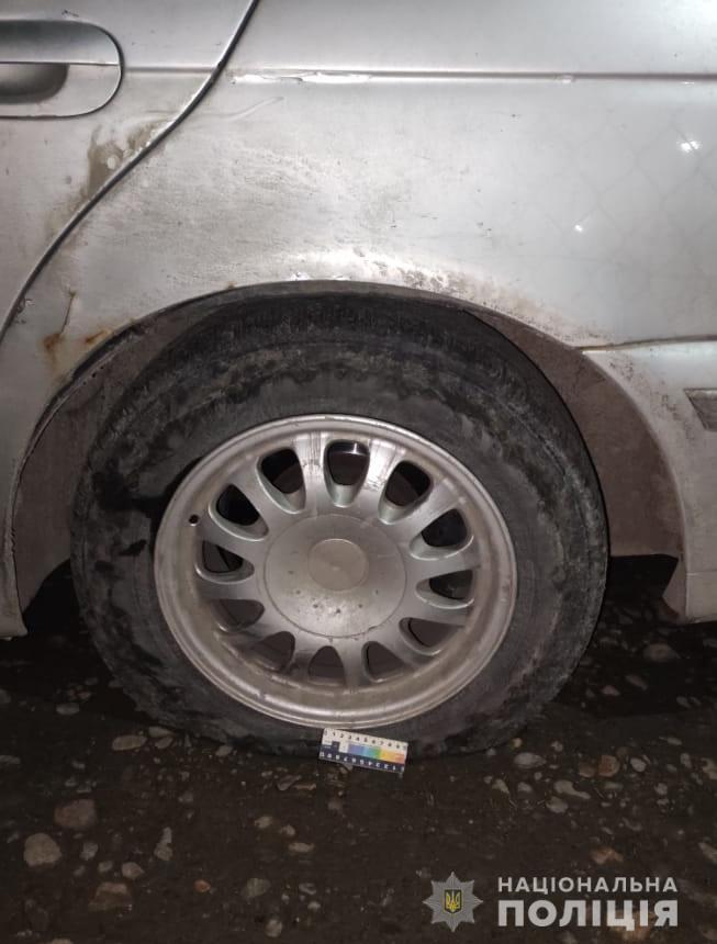 На Буковині журналісту з Закарпаття порізали шини на автівці (ФОТО)