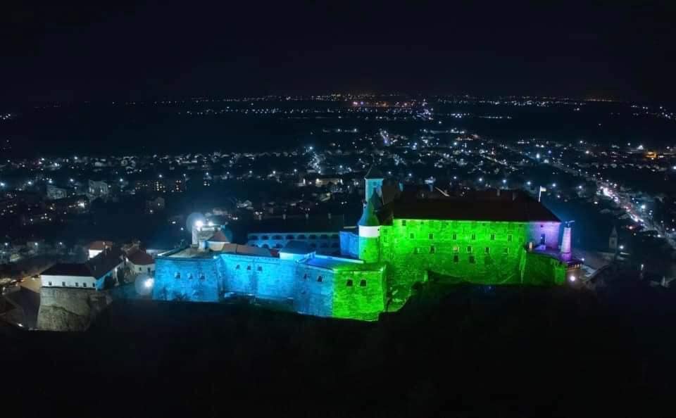 Мукачівський замок "Паланок" підсвітили в підтримку хворих з рідкісними захворюваннями (ФОТО)