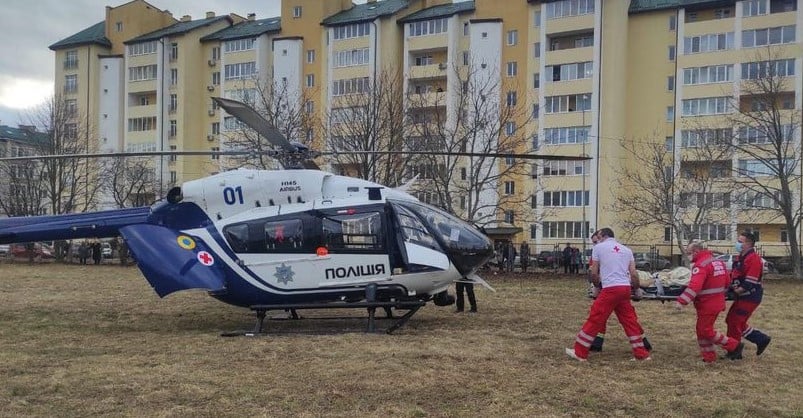 Із Міжгірської районної лікарні здійснили аеромедичну евакуацію хворого до Львова (ФОТО)