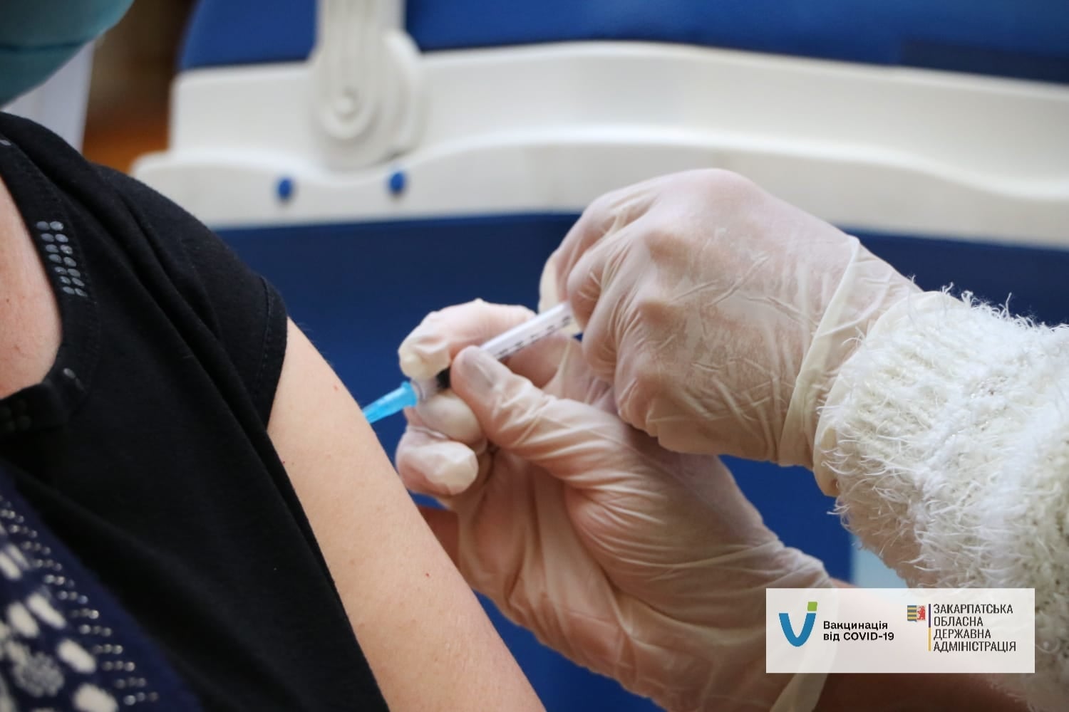 За тиждень мобільні бригади на Закарпатті вакцинували майже 1 700 закарпатців віком 60+