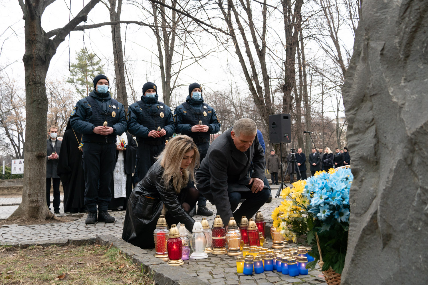 В Ужгороді чиновники, екс-"регіонали" та колишні "антимайданівці" вшанували пам’ять Героїв Небесної сотні (ФОТО)