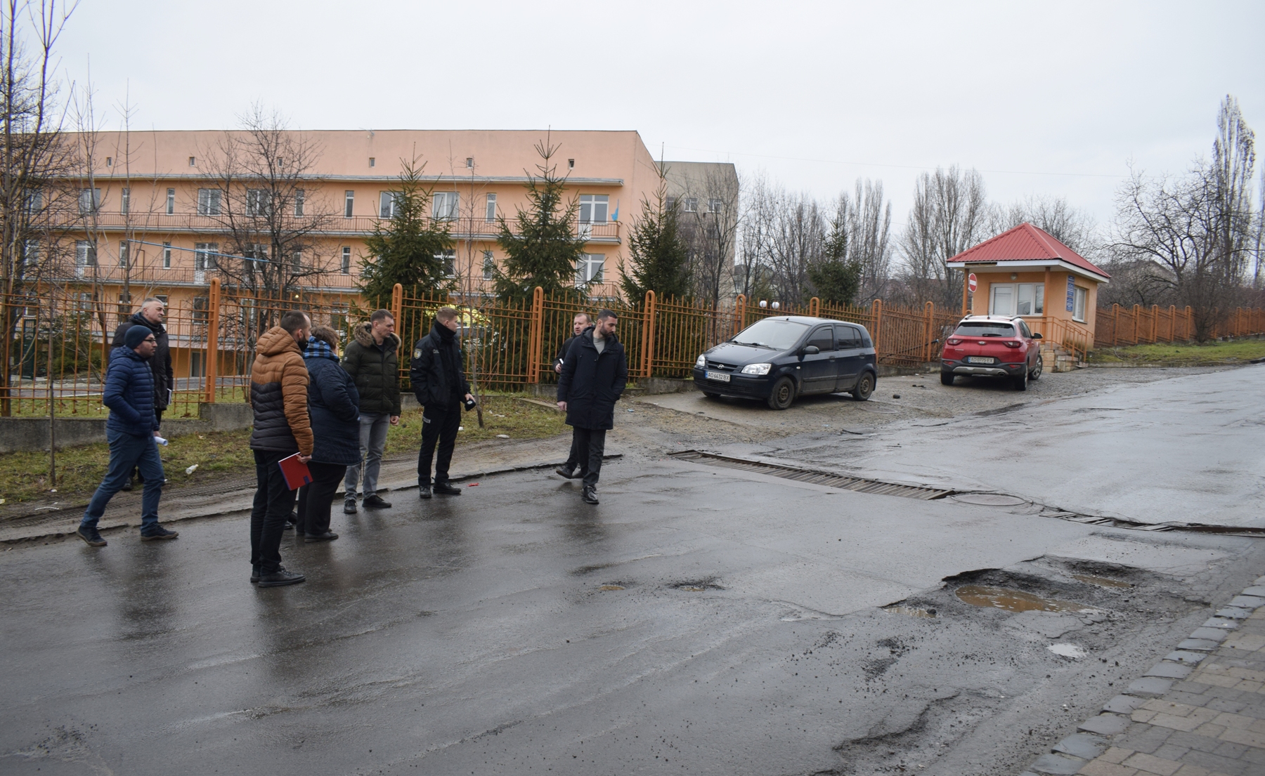 В Ужгороді обстежували стан дорожнього покриття вулиць (ФОТО)