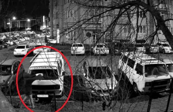 В Ужгороді невідомий підпалив два мікроавтобуси (ВІДЕО)