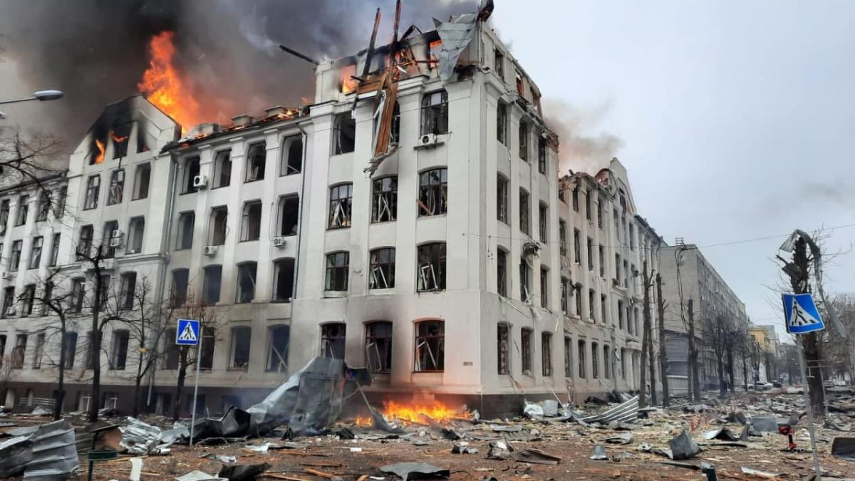 Центр Харкова знову під обстрілами: горять управління поліції та університет (ФОТО, ВІДЕО)