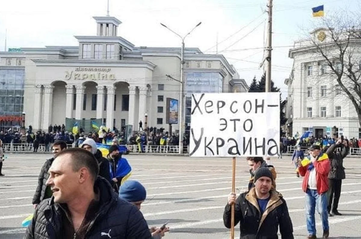 У Херсоні містяни вийшли на підтримку України, не зупинили навіть попереджувальні постріли окупантів (ФОТО, ВІДЕО)