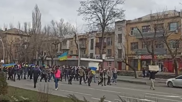 "Орків геть!": Мелітополь вийшов на протест проти російських окупантів. Лунала стрілянина