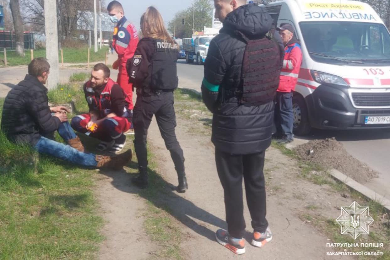 В Ужгороді посеред вулиці у переселенця стався напад епілепсїї (ФОТО)