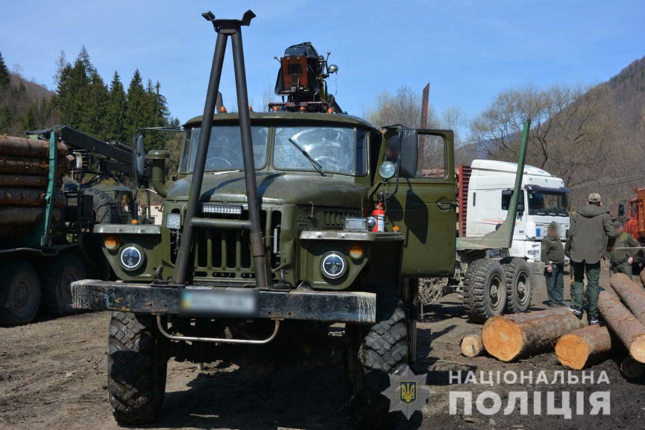 На Тячівщині вилучили вантажівку з нелегальною деревиною, передадуть на потреби ЗСУ (ФОТО)