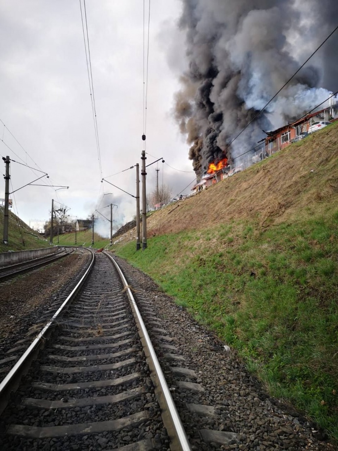 Окупанти обстріляли ракетами Львів, влучили поруч із залізничними об'єктами