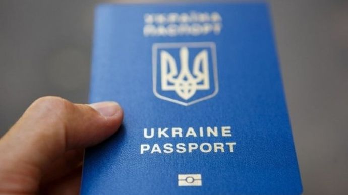 Виїзд з України тепер – лише за закордонним паспортом
