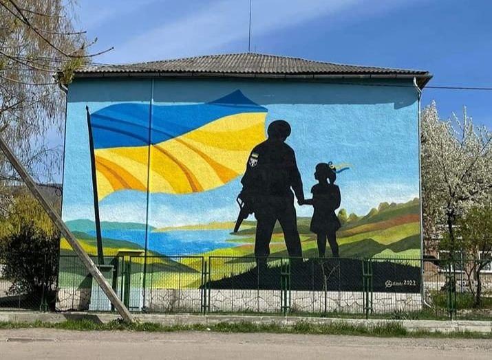 ФОТОФАКТ. На фасаді однієї зі шкіл Виноградова з'явився мурал як посвята 128-ій бригаді