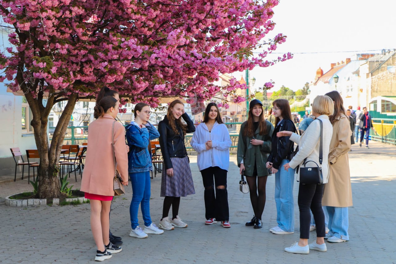 Урок англійської мови "Під сакурами" провели сьогодні на площі Театральній в Ужгороді (ФОТО)