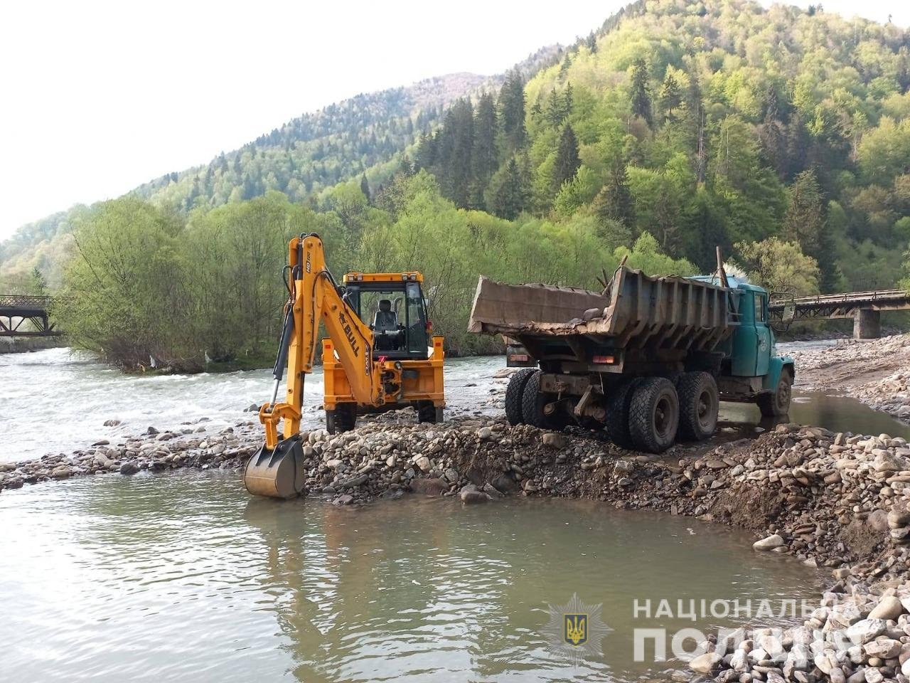 На Тячівщині двоє місцевих незаконно видобували на березі річки піщано-гравійну суміш (ФОТО)