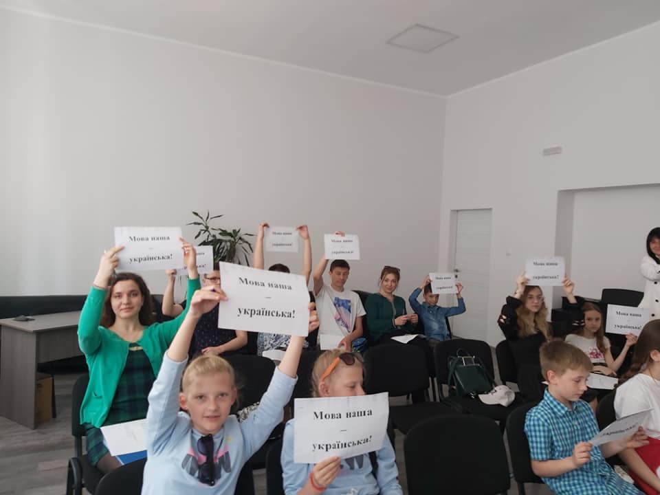 У Мукачеві діє розмовний клуб з української мови для дітей переселенців