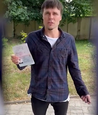 На Закарпатті росіянин на знак протесту проти російської військової агресії спалив свій паспорт (ВІДЕО)