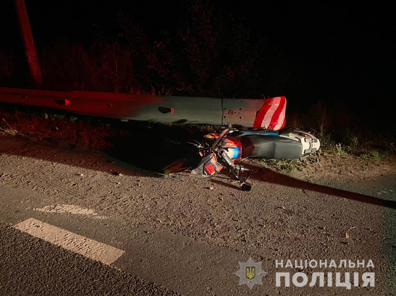 Уночі неповнолітній мотоцикліст на Мукачівщині врізався у відбійник, двоє людей у лікарні (ФОТО)