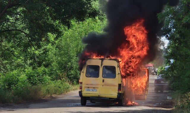 ФОТОФАКТ. На Іршавщині під час руху згорів мікроавтобус
