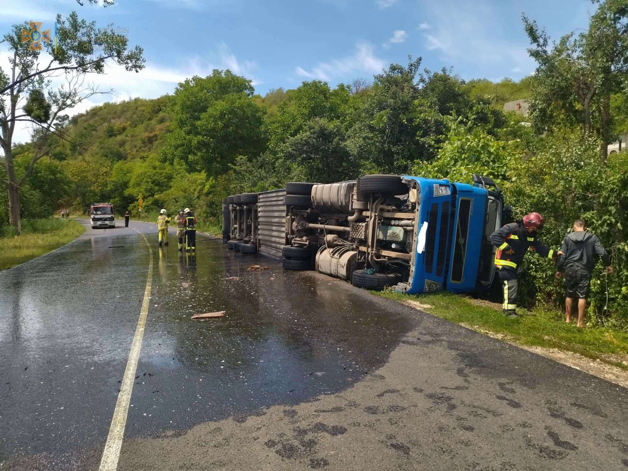 Майже 24 тонни олії розлилось на дорогу на Берегівщині, де перекинулася вантажівка (ФОТО)