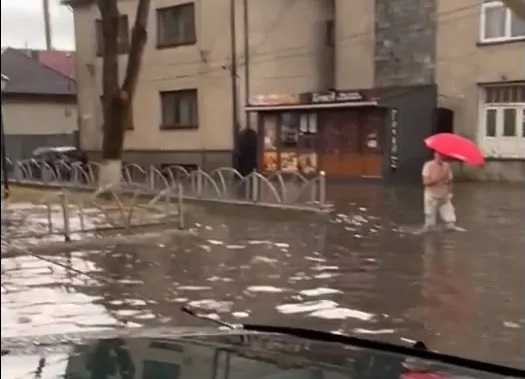 ВІДЕОФАКТ. У Хусті під час зливи затопило вулиці