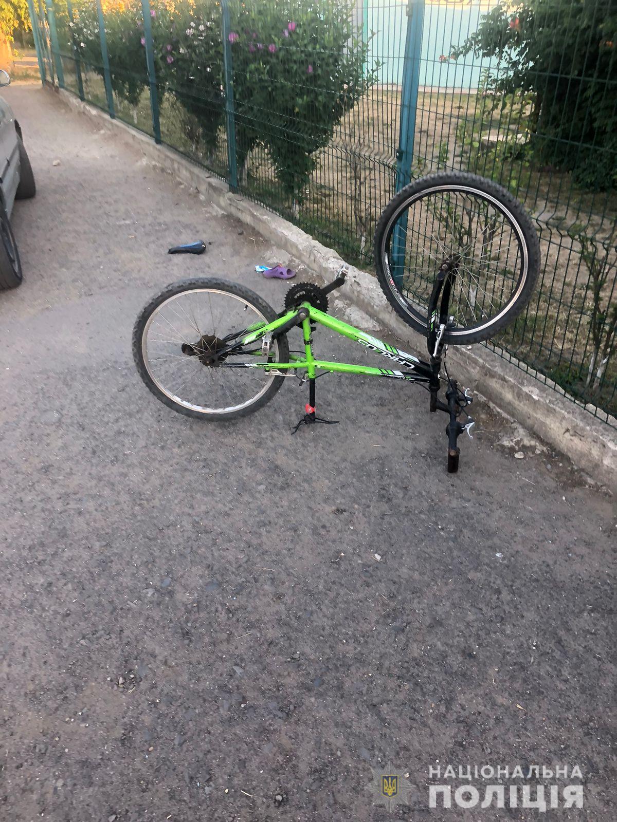 У Берегові п'яний водій виїхав на тротуар і збив 12-річну дівчинку на велосипеді (ФОТО)