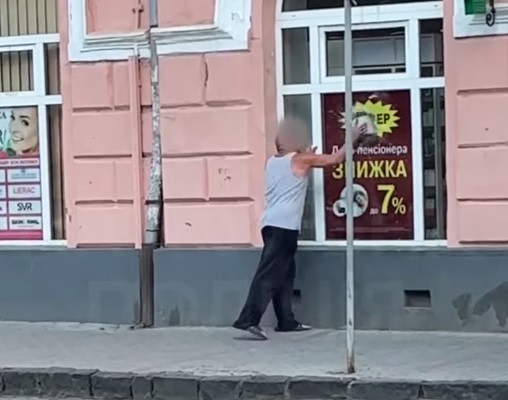В Ужгороді неадекватний чоловік розбив вікно та двері в аптеці (ВІДЕО)