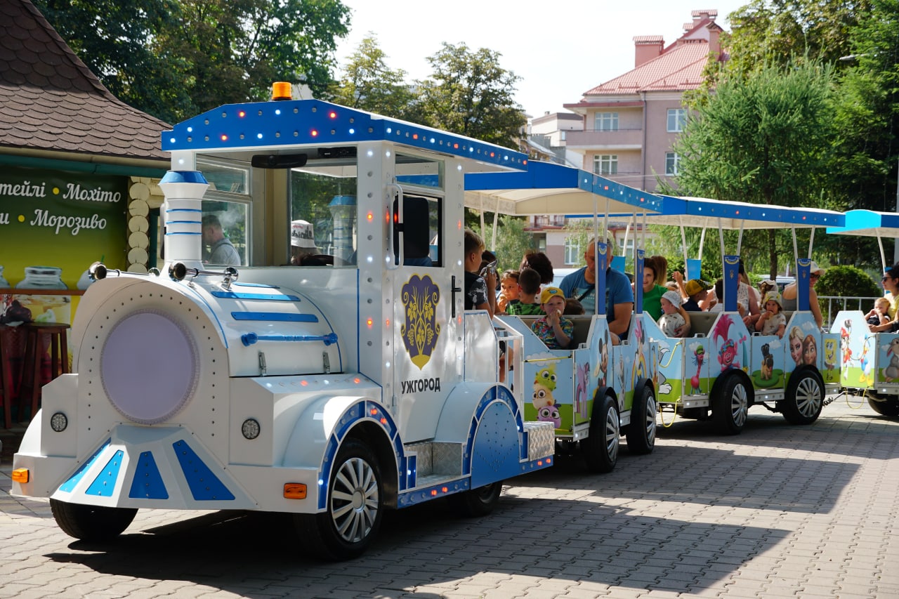 У Боздоському парку в Ужгороді курсує маленький колісний потяг для дітей (ФОТО)