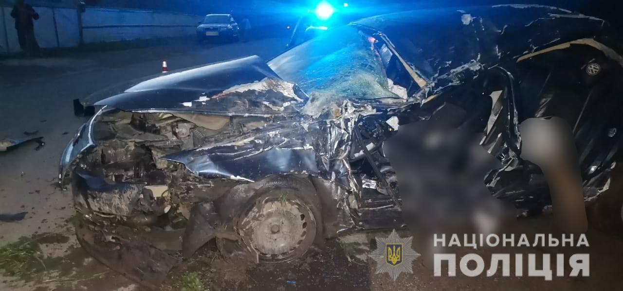 На Тячівщині автівка врізалась у дерево та перекинулась: троє загиблих, серед них – 7-річний хлопчик (ФОТО)