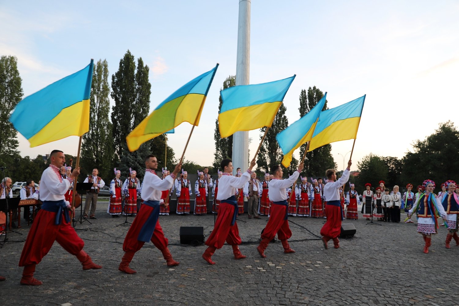 Ужгород зустрів світанок Дня Незалежності "Молитвою за Україну" (ФОТО)