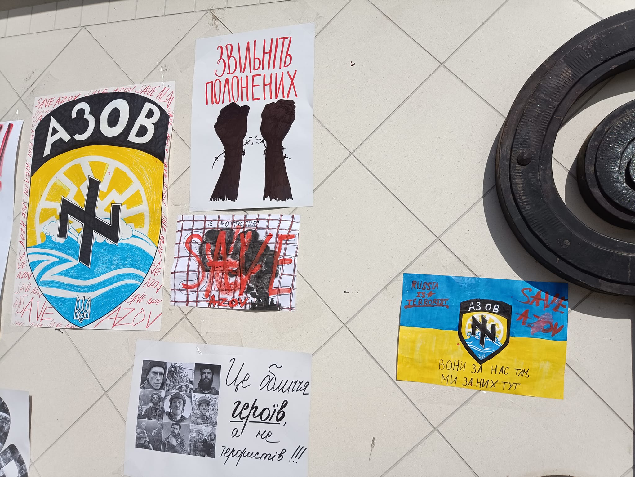 ФОТОФАКТ. В Ужгороді молодь провела акцію-нагадування на підтримку полонених бійців "Азову"